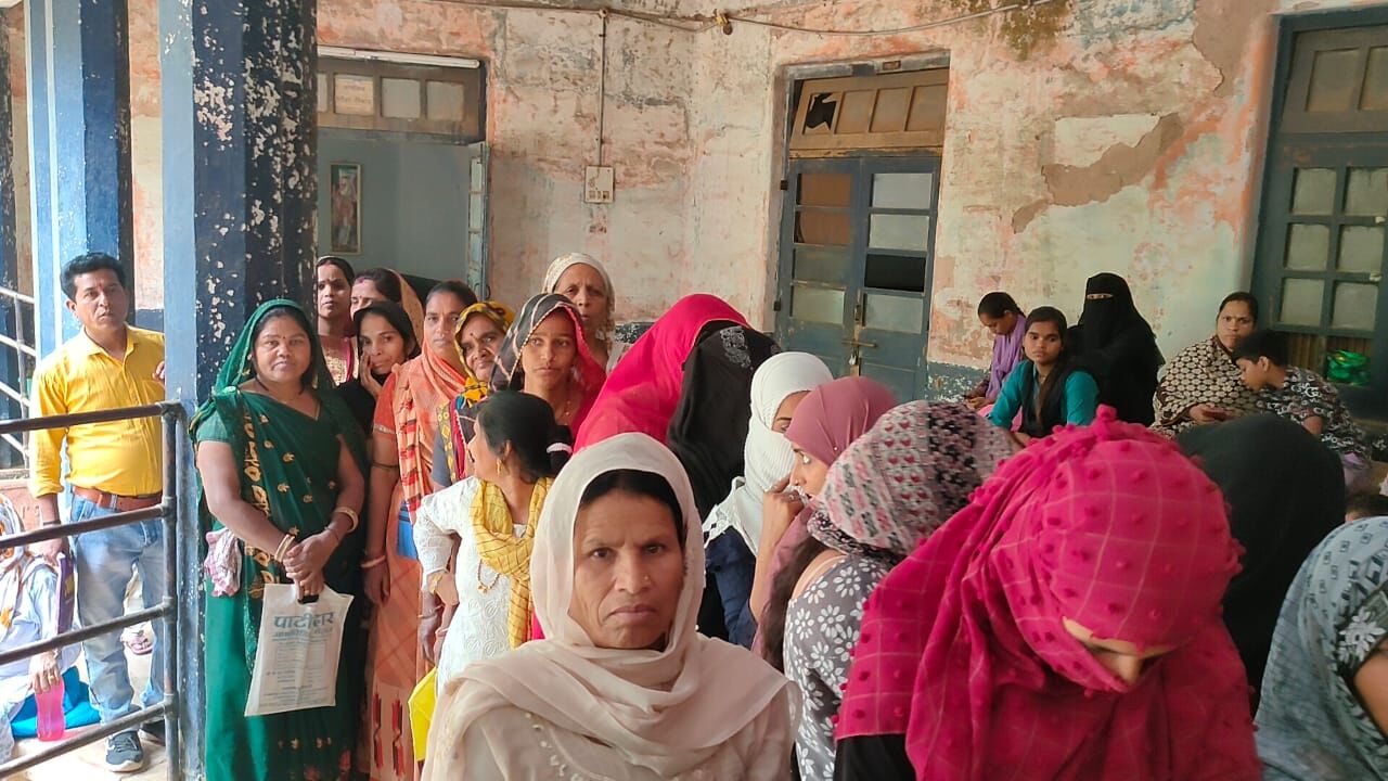 ईकेवाईसी के लिए लाइनों में लग रहीं लाड़ली बहना, आधार सेंटर से लेकर बैंकों में भी भीड़