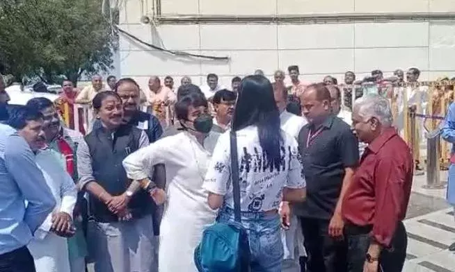 केंद्रीय मंत्री सिंधिया हुए हैरान ग्वालियर एयरपोर्ट पर लड़की ने दिया ऐसा कुछ