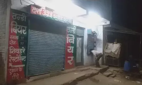 ग्वालियर में आबकारी ठेकेदार उड़ा रहे हैं नियमों की धज्जियाँ,देखें वीडियो