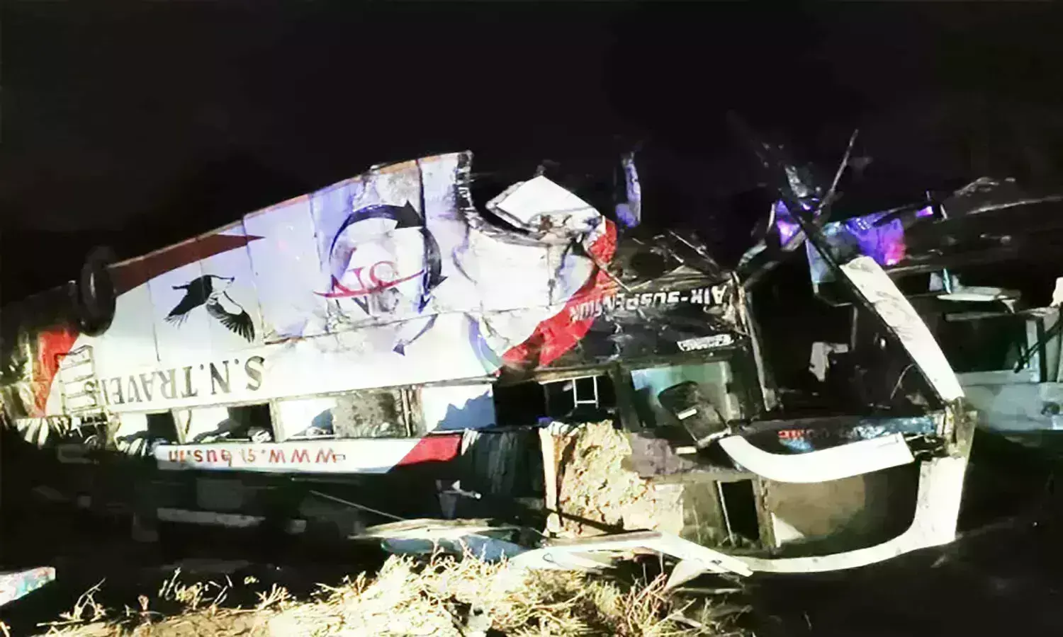 उज्जैन में वीडियो कोच बस पलटी, 25 से ज्यादा यात्री घायल