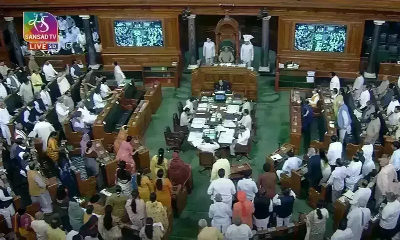 संसद के दोनों सदनों में कांग्रेस ने मचाया हंगामा, कार्यवाही दिन भर के लिए स्थगित