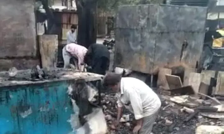 ट्रांसपोर्ट नगर में दुकानों में लगी आग, लाखों का माल जलकर हुआ खाक