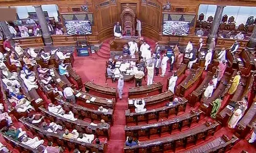 संसद के दोनों सदनों में आज भी हुआ हंगामा, राहुल गांधी माफी मांगों के लगे नारे