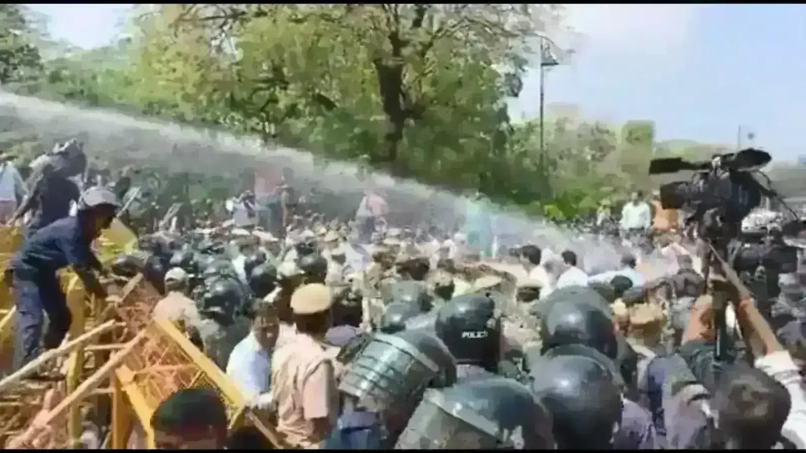 राजस्थान में राइट टू हेल्थ पर बवाल, जयपुर में डॉक्टर्स ने किया प्रदर्शन, पुलिस ने फेंका पानी