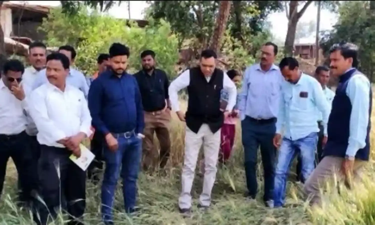 बेमौसम बारिश एवं तेज हवाओ से प्रभावित फसलों का विधायक डॉ योगेश पंडाग्रे ने किया निरीक्षण