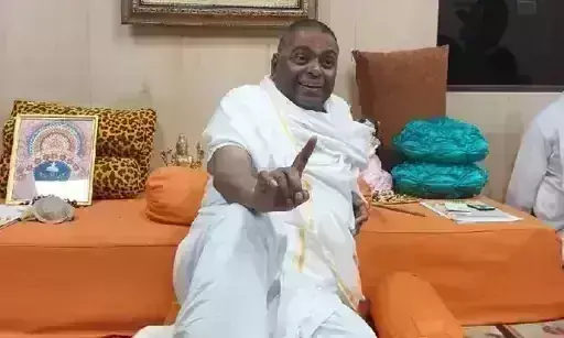 करौली बाबा के आश्रम पर पुलिस ने मारा छापा , मारपीट के सवाल पर साधी चुप्पी