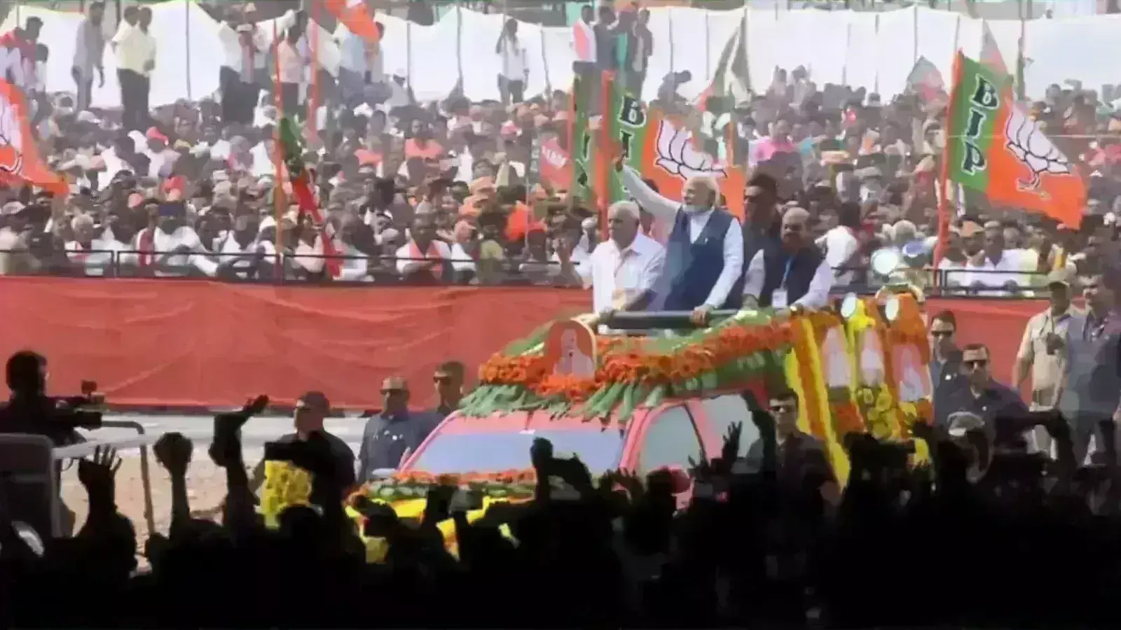 प्रधानमंत्री मोदी ने बेंगलुरु में किया रोड शो, बसवराज बोम्मई और येदियुरप्पा रहे मौजूद