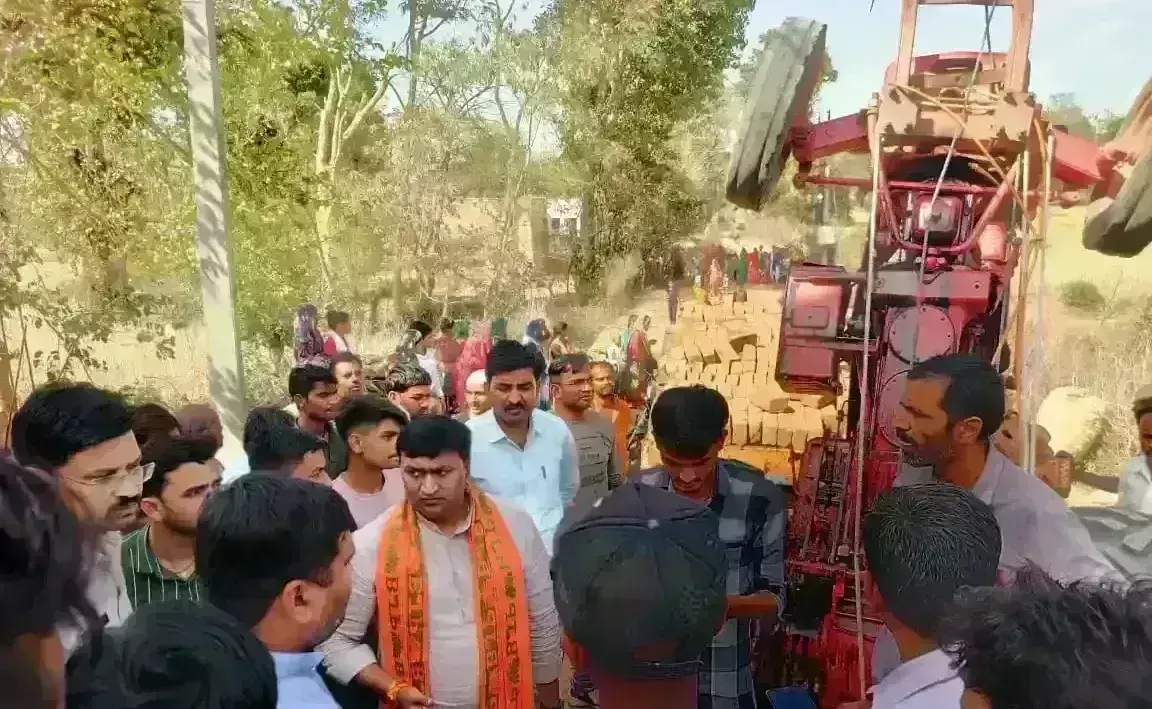 ट्रैक्टर-ट्रॉली की टक्कर, विधायक ने लाड़ली बहना कार्यक्रम छोड़ घायलों को कराया अस्पताल में भर्ती ट्रैक्टर-ट्रॉली की टक्कर, विधायक ने लाड़ली बहना कार्यक्रम छोड़ घायलों को कराया अस्पताल में भर्ती