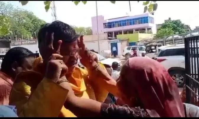 ऊर्जा मंत्री में बुजुर्ग महिला ने मारे थप्पड़, देखें वीडियो