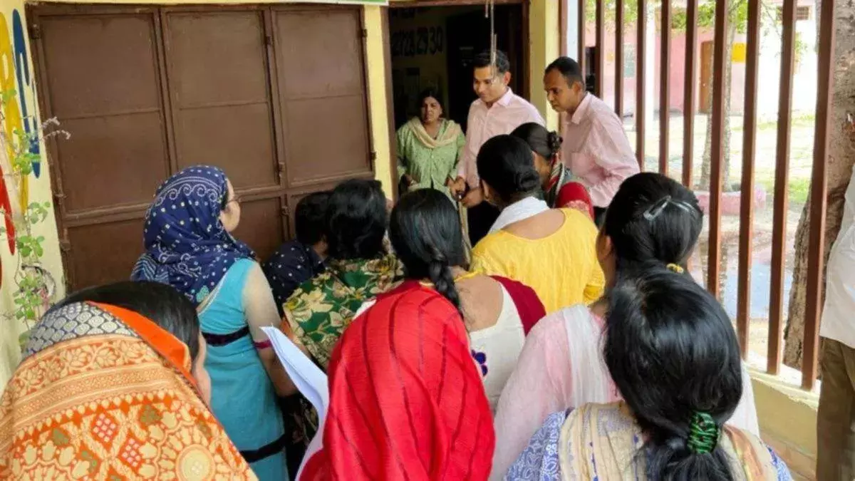 छुट्टी के दिन भी चार हजार से अधिक बहनों के आवेदन पत्र भरे गए