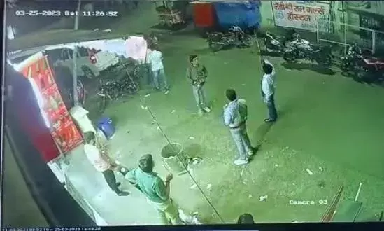 अज्ञात कार सवार युवकों ने चेंबर ऑफ कॉमर्स के सामने आइसक्रीम पार्लर पर की हवाई फायरिंग, देखें वीडियो