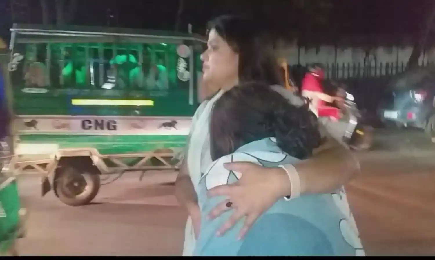 सड़क पर भटकती रही मानसिक रूप से प्रताड़ित महिला, मदद को कोई नहीं आया आगे