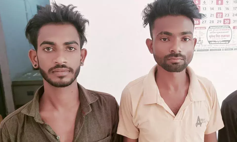 ग्वालियर पुलिस ने चोरी की बाइक एवं देशी कट्टे सहित तीन बदमाश पकड़े ग्वालियर पुलिस ने चोरी की बाइक एवं देशी कट्टे सहित तीन बदमाश पकड़े