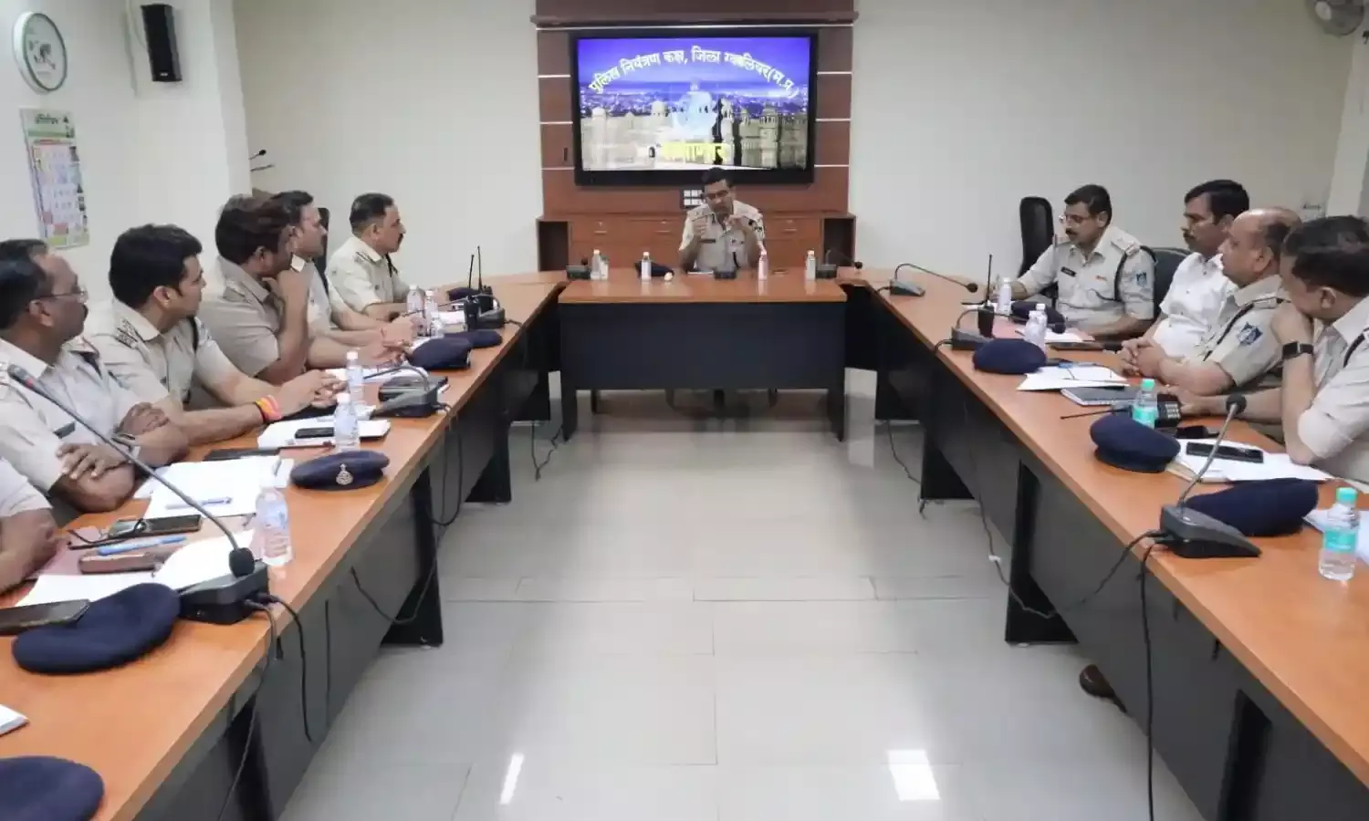 नवागत ग्वालियर एसपी राजेश सिंह चंदेल ने ली जिले के थाना प्रभारियों की बैठक