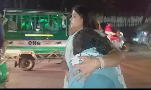 सड़क पर भटकती रही मानसिक रूप से प्रताड़ित महिला, मदद को कोई नहीं आया आगे