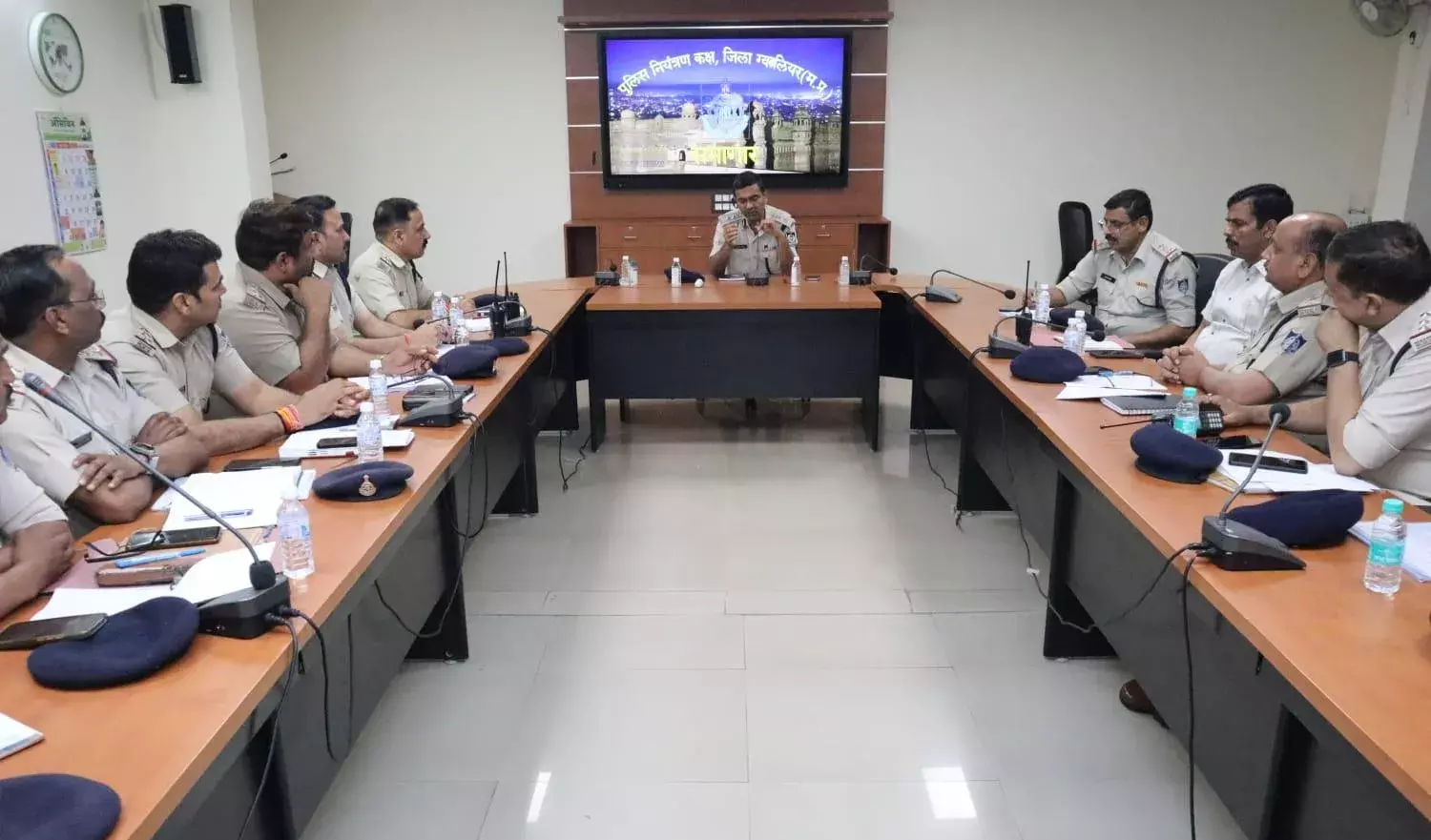 नवागत ग्वालियर एसपी राजेश सिंह चंदेल ने ली जिले के थाना प्रभारियों की बैठक