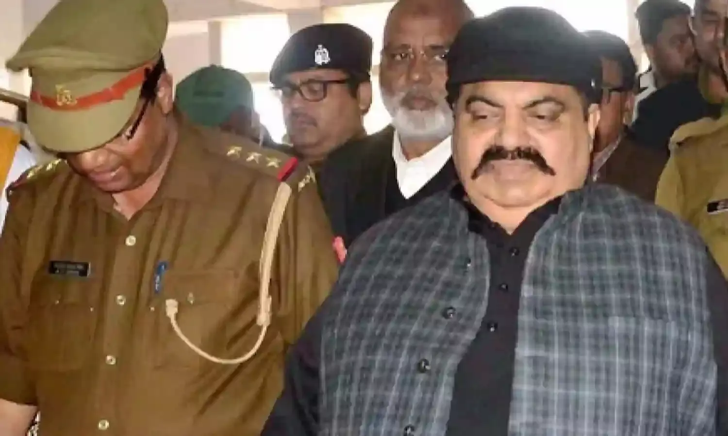 माफिया अतीक अहमद को लेकर पुलिस प्रयागराज से साबरमती रवाना, चेहरे पर दिखी उदासी