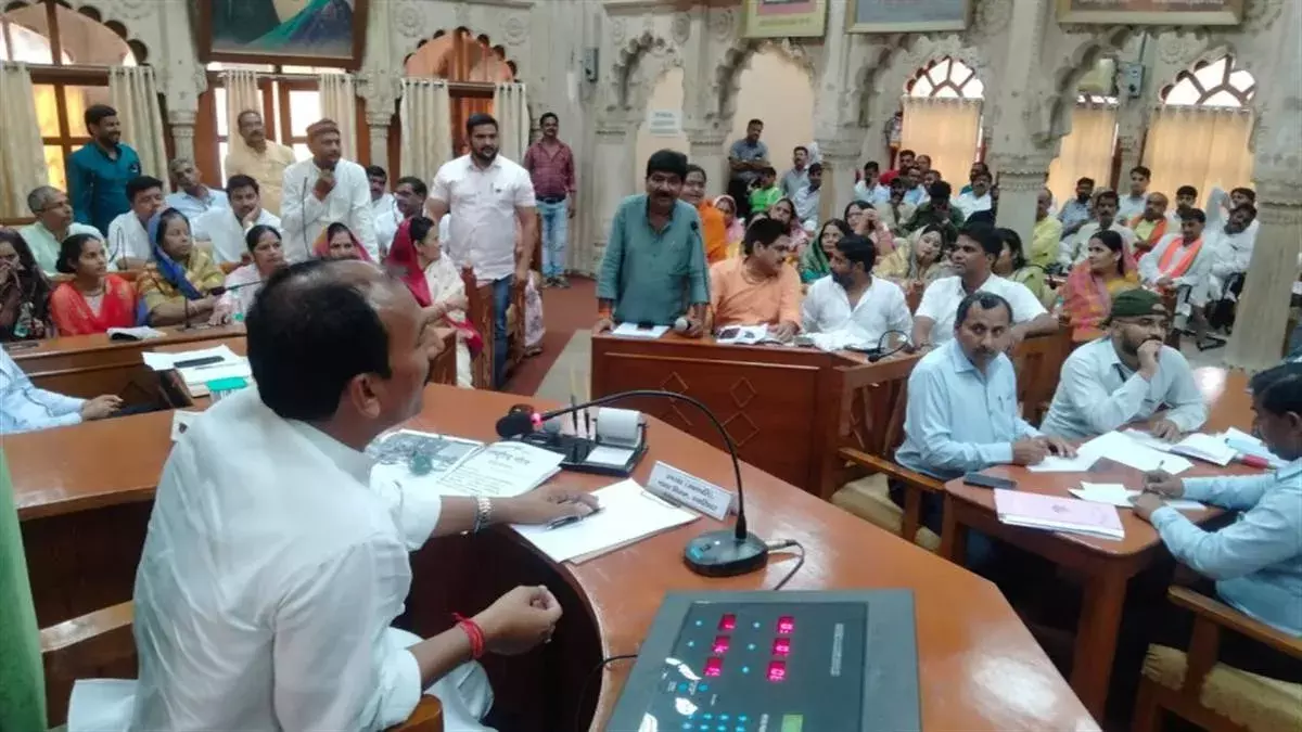 आधी अधूरी तैयारियों के साथ पार्षदों ने गलत संशोधन लगाए, हंगामे के बीच 2128 करोड़ का बजट पास आधी अधूरी तैयारियों के साथ पार्षदों ने गलत संशोधन लगाए, हंगामे के बीच 2128 करोड़ का बजट पास