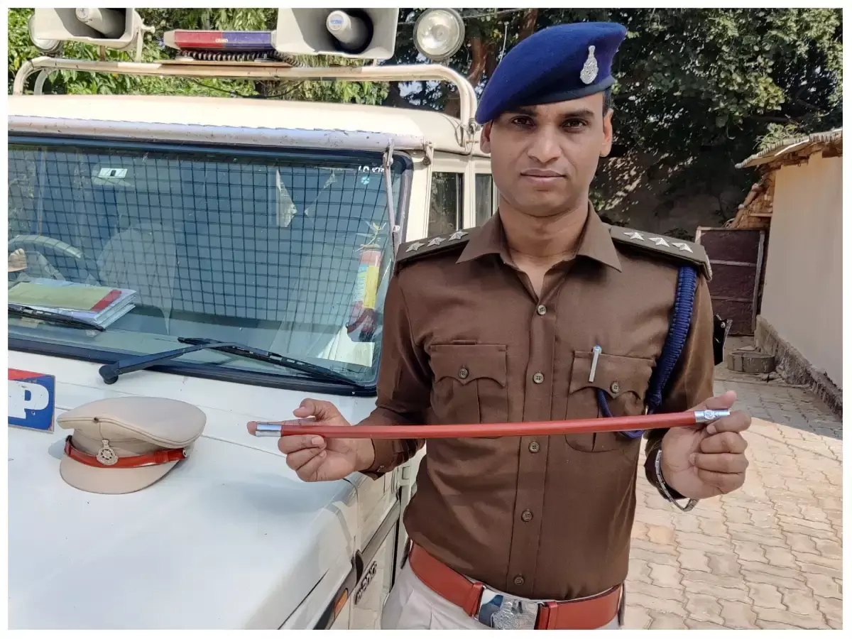 एसडीओपी संतोष पटेल ने फिर दिखाई दरियादिली, अंधेरे में माता के दर्शन करने जा रहे भक्तों को उपहार में दी टार्च