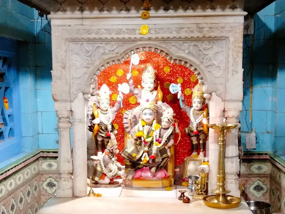 एक पटे पर विराजमान हैं राम, लक्ष्मण, भरत, शत्रुघन और माता जानकी