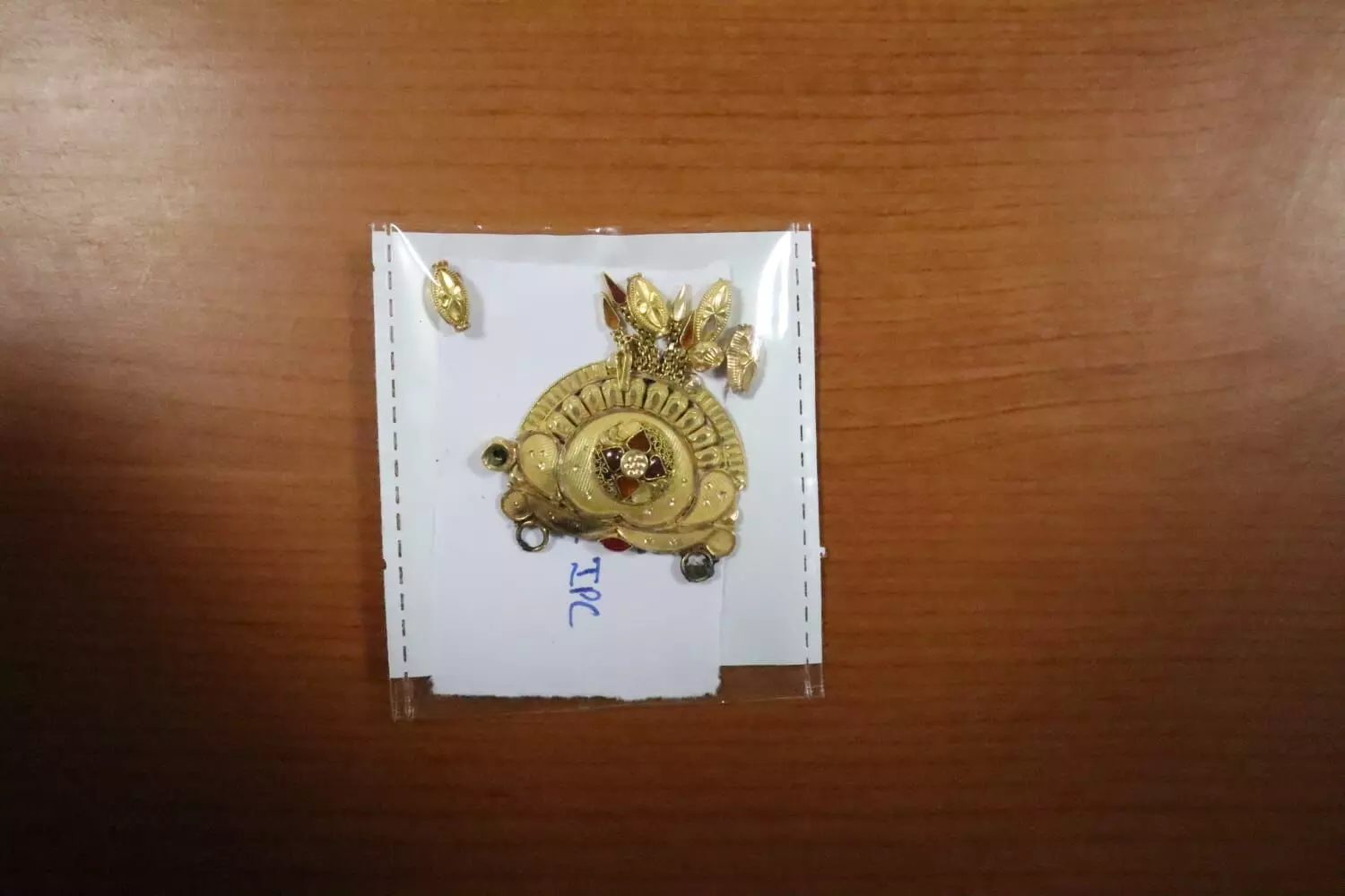 पुलिस द्वारा बरामद किया गया मंगलसूत्र पुलिस द्वारा बरामद किया गया मंगलसूत्र