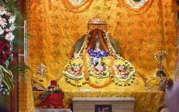 अयोध्या के घर-घर में गूंजी बधाई, देश भर से रामलला के दर्शन के लिए पहुंचे श्रद्धालु