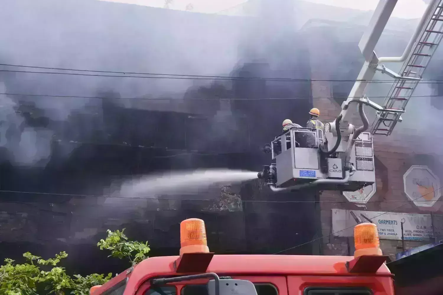 कानपुर का सबसे बड़ा कपड़ा बाजार जलकर खाक, 800 दुकानें हुई स्वाहा, अरबों का नुकसान