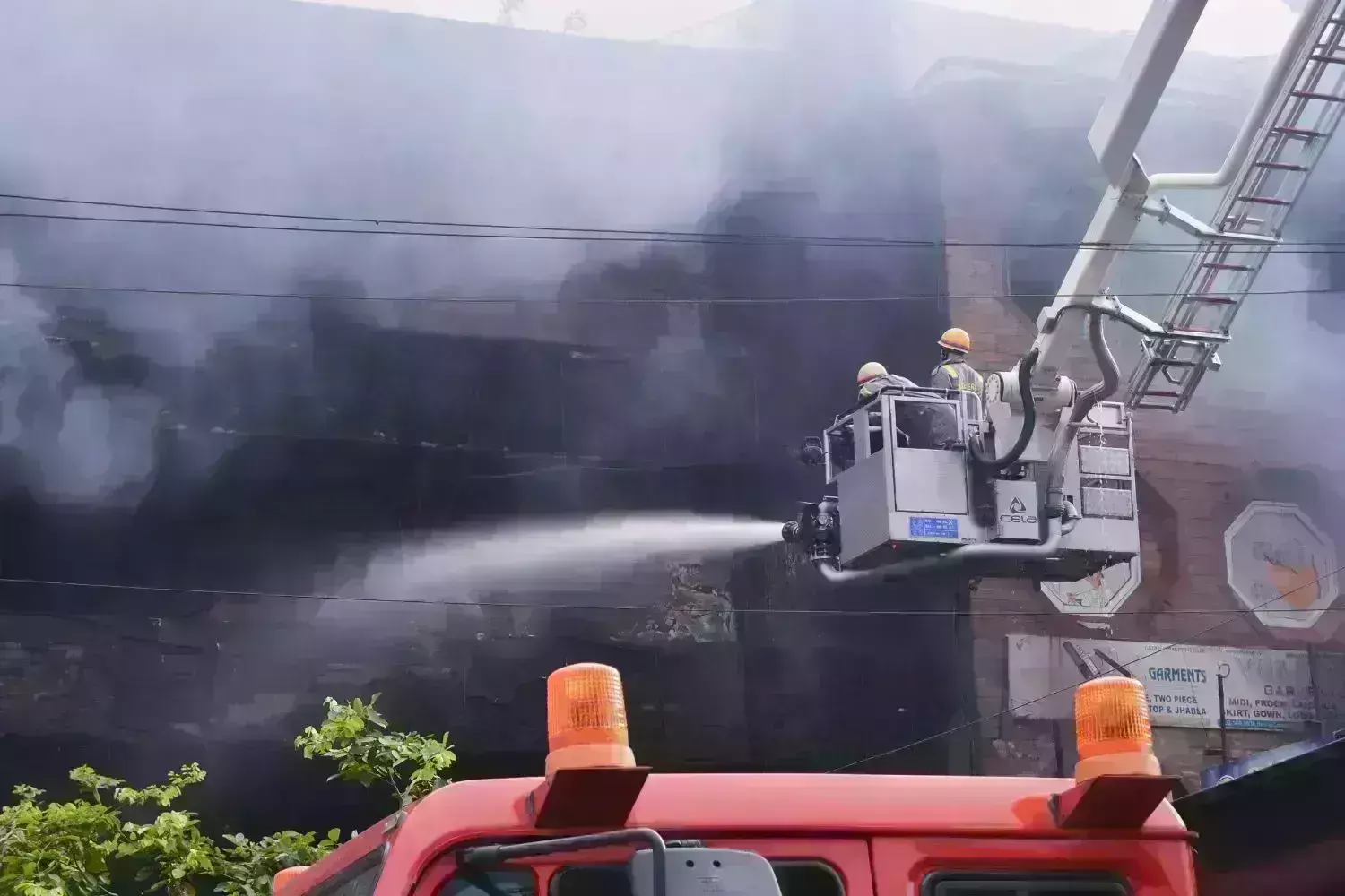 कानपुर का सबसे बड़ा कपड़ा बाजार जलकर खाक, 800 दुकानें हुई स्वाहा, अरबों का नुकसान