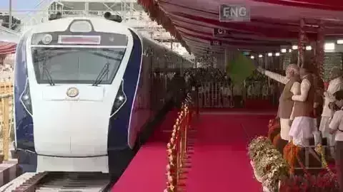 मप्र को मिली पहली वंदे भारत ट्रेन, प्रधानमंत्री मोदी ने दिखाई हरी झंडी मप्र को मिली पहली वंदे भारत ट्रेन, प्रधानमंत्री मोदी ने दिखाई हरी झंडी
