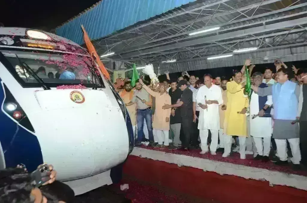 वंदे भारत एक्सप्रेस पहुंची ग्वालियर, लोगों ने बरसाए फूल, ढोल - नगाड़ों से किया स्वागत