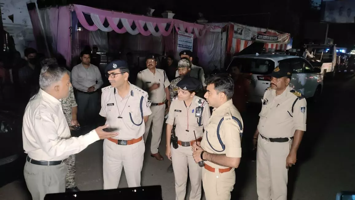 चेकिंग का निरिक्षण करते ग्वालियर एसपी राजेश सिंह चंदेल एवं एसएसपी ऋषिकेश मीणा चेकिंग का निरिक्षण करते ग्वालियर एसपी राजेश सिंह चंदेल एवं एसएसपी ऋषिकेश मीणा