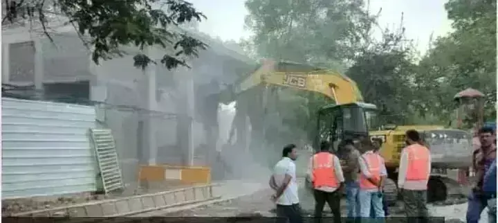 बावड़ी हादसा : प्रशासन और इंदौर नगर निगम एक्शन में, मंदिर का अवैध निर्माण तोड़ने की कार्रवाई शुरू बावड़ी हादसा : प्रशासन और इंदौर नगर निगम एक्शन में, मंदिर का अवैध निर्माण तोड़ने की कार्रवाई शुरू