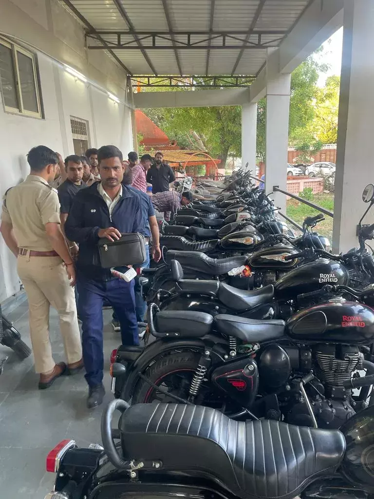 ग्वालियर में 60 से अधिक बुलेट गाड़ियों पर हुई चालानी कारवाई ग्वालियर में 60 से अधिक बुलेट गाड़ियों पर हुई चालानी कारवाई