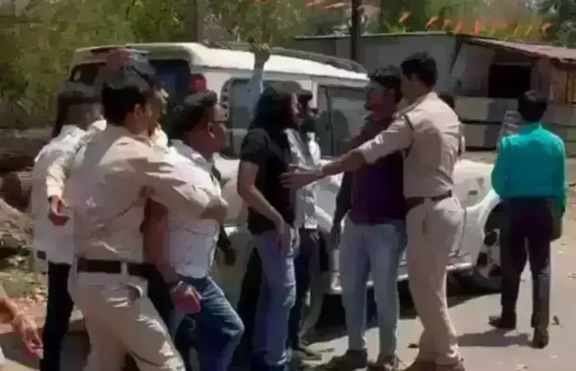 युवा कांग्रेस कार्यकर्ताओं को पुलिस ने किया गिरफ्तार युवा कांग्रेस कार्यकर्ताओं को पुलिस ने किया गिरफ्तार