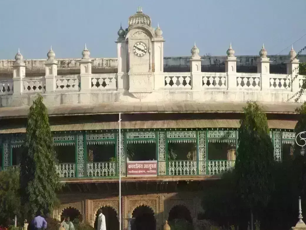 जगह न मिलने के कारण 13 विभाग अभी भी जमे मोती महल में