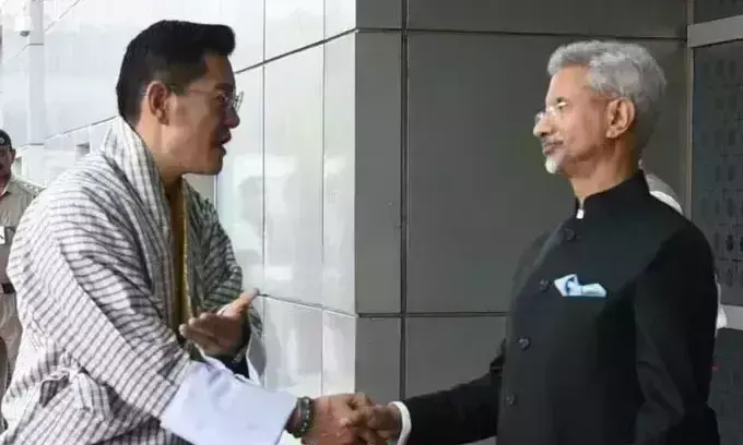 भूटान के नरेश पहुंचे भारत, भूटानी पीएम ने पिछले हफ्ते डोकलाम पर दिया था विवादित बयान