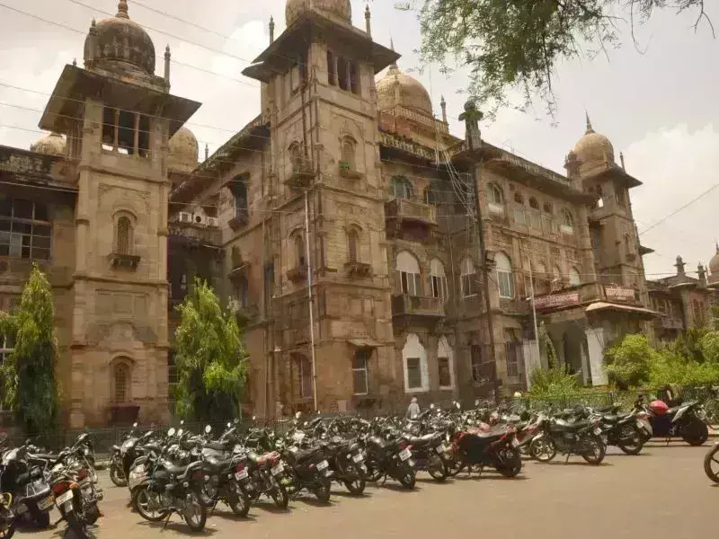 खुद को जयारोग्य का चिकित्सक बता कर मरीजों का करता रहा उपचार