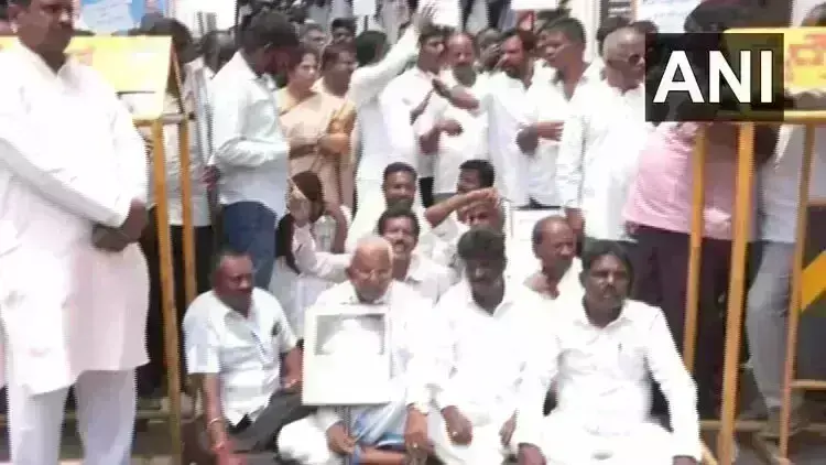 कर्नाटक में कांग्रेस नेताओं ने टिकट के लिए किया हंगामा, दफ्तर के बाहर धरने पर बैठे