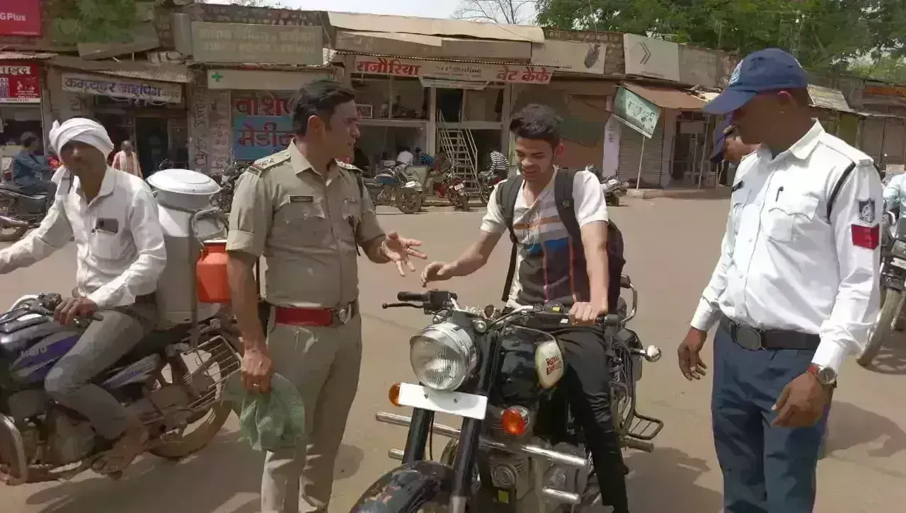 बिना नंबर दौड़ रहीं बाईकों पर ट्रैफिक पुलिस की बड़ी कार्रवाई , 70 मोटर साइकिलों के कांटे चालान बिना नंबर दौड़ रहीं बाईकों पर ट्रैफिक पुलिस की बड़ी कार्रवाई , 70 मोटर साइकिलों के कांटे चालान