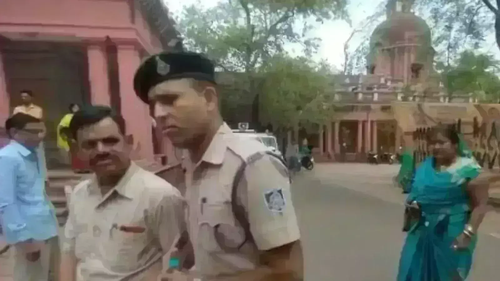 शिवपुरी कलेक्ट्रेट में महिला ने किया आत्मदाह का प्रयास, गार्ड ने छीनी पेट्रोल की बोतल शिवपुरी कलेक्ट्रेट में महिला ने किया आत्मदाह का प्रयास, गार्ड ने छीनी पेट्रोल की बोतल