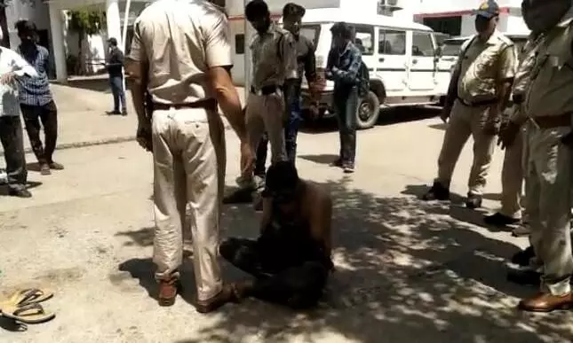 ग्वालियर एसपी ऑफिस जनसुवाई में युवक ने पेट्रोल डालकर की आत्मदाह की कोशिश ग्वालियर एसपी ऑफिस जनसुवाई में युवक ने पेट्रोल डालकर की आत्मदाह की कोशिश