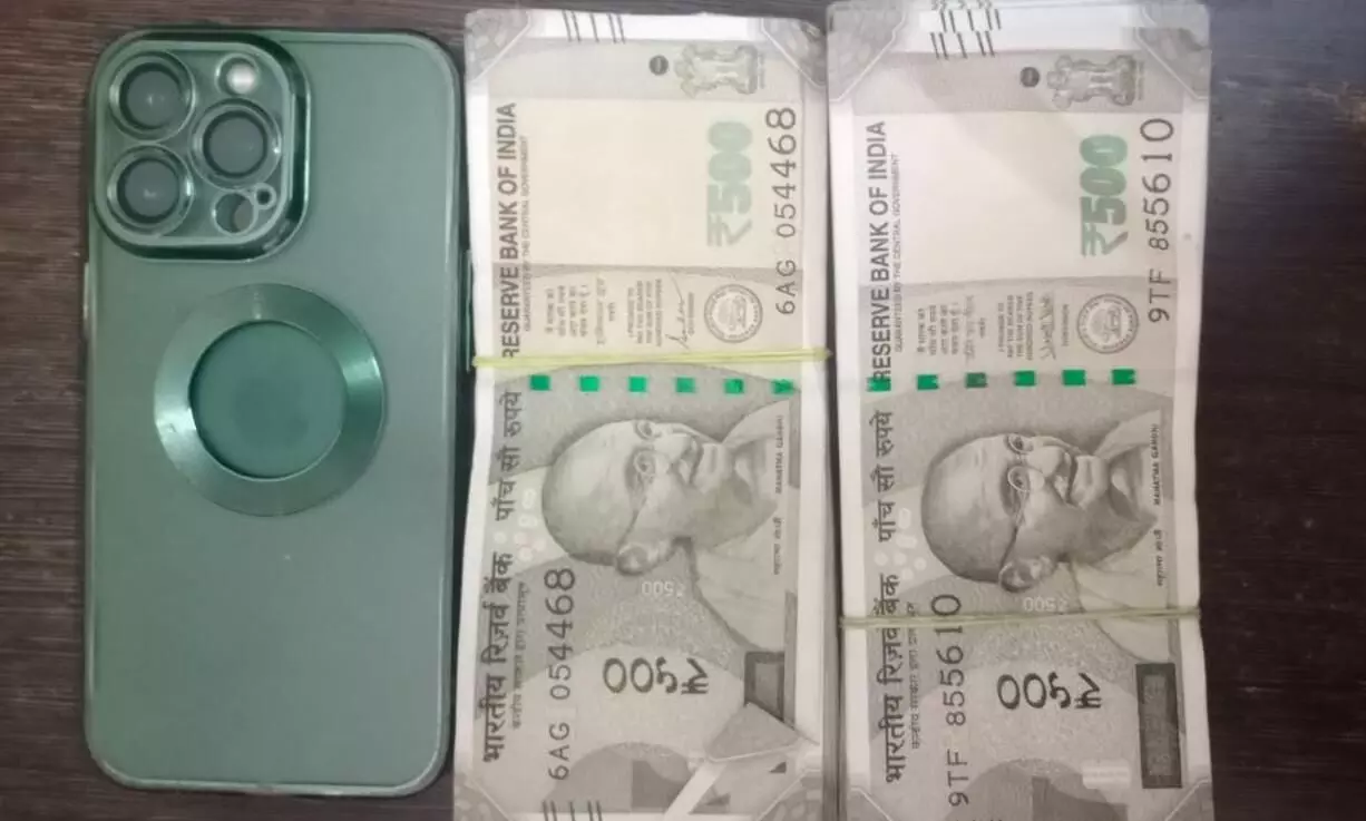 आईपीएल क्रिकेट पर सट्टा खिला रहे सटोरिये को झाँसी रोड पुलिस ने किया गिरफ्तार आईपीएल क्रिकेट पर सट्टा खिला रहे सटोरिये को झाँसी रोड पुलिस ने किया गिरफ्तार