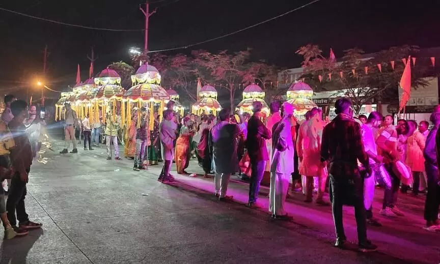 आमला नगर में जैन धर्म के 24वें तीर्थंकर भगवान महावीर की शोभा यात्रा निकली