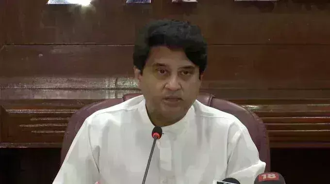 ज्योतिरादित्य सिंधिया ने राहुल गांधी पर साधा निशाना, कहा- अपनी लड़ाई को देश की लड़ाई बना दिया