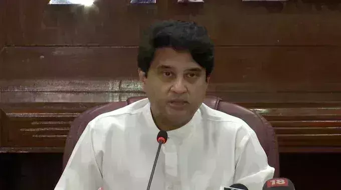 ज्योतिरादित्य सिंधिया ने राहुल गांधी पर साधा निशाना, कहा- अपनी लड़ाई को देश की लड़ाई बना दिया