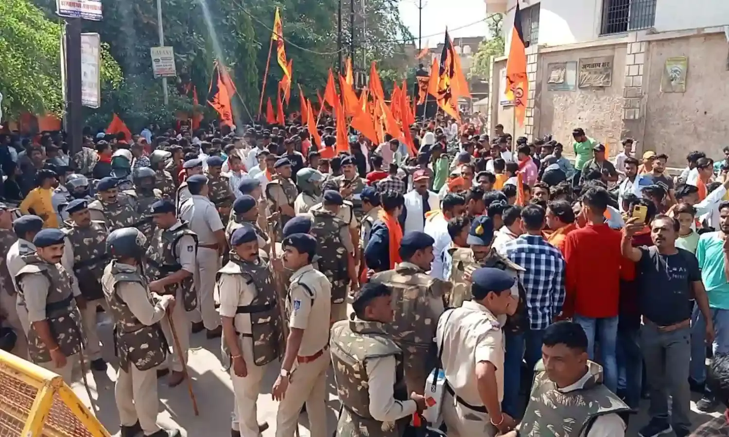 ग्वालियर में हनुमान जयंती पर प्रतिबंधित मार्ग से चल समारोह निकालने पर तनातनी ग्वालियर में हनुमान जयंती पर प्रतिबंधित मार्ग से चल समारोह निकालने पर तनातनी