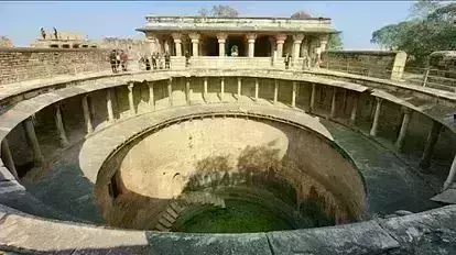 दबंगों ने बावड़ी में भरा मलबा, अब उसी जगह को बेचने की तैयारी