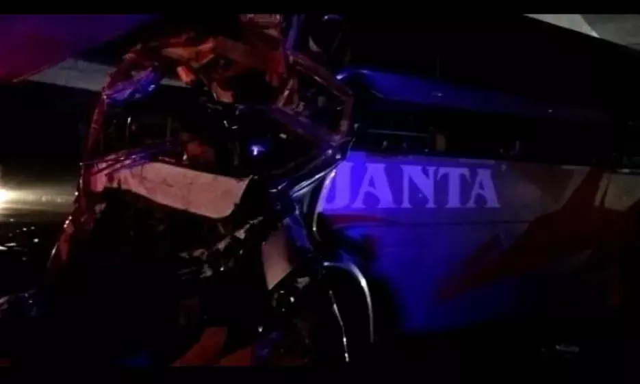 ग्वालियर से भिंड की तरफ जा रही बस पलटी, यात्री घायल