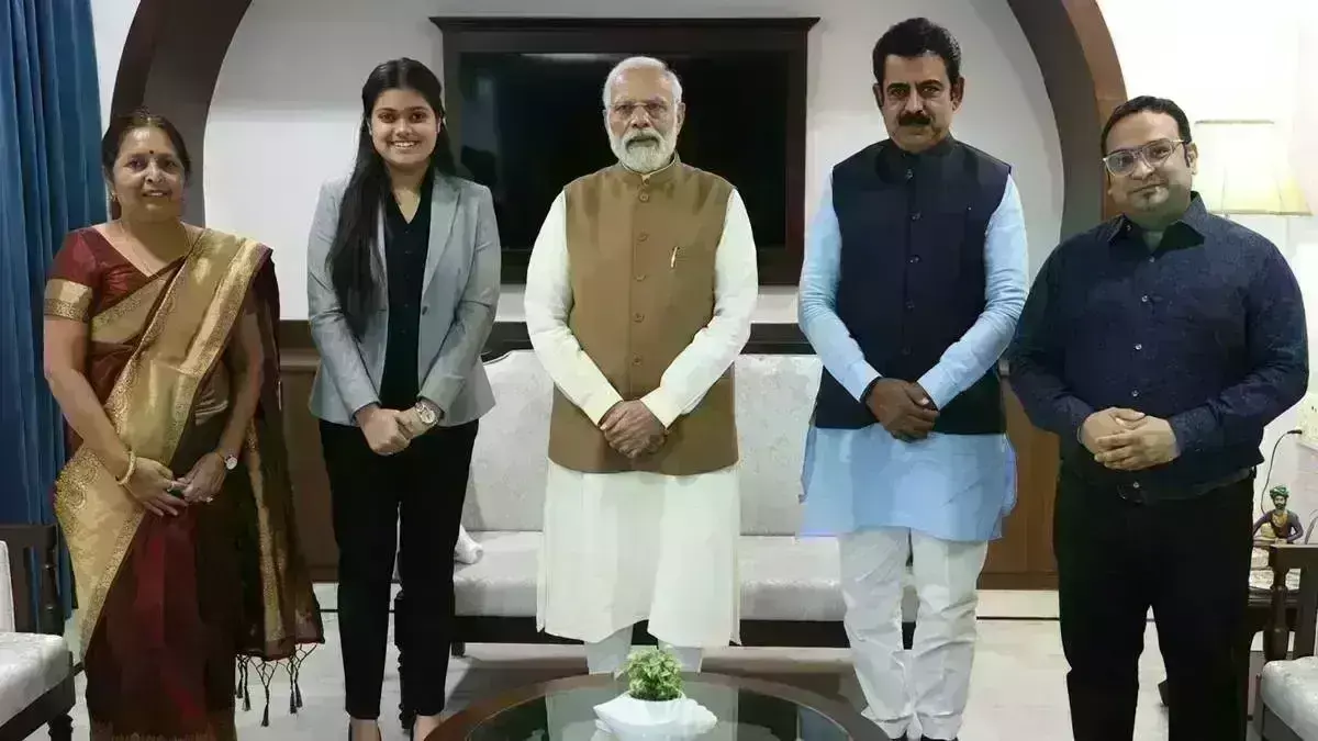 प्रधानमंत्री से मिली इंदौर की बेटी तनिष्का, 11 साल में 10वीं -12 साल में 12वीं परीक्षा उत्तार्ण की