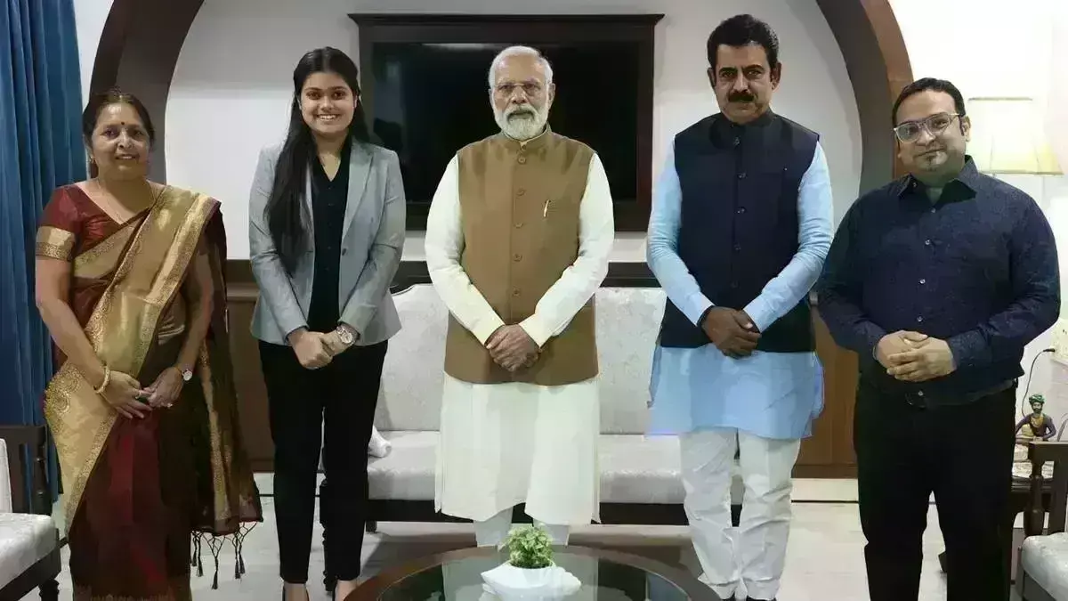 प्रधानमंत्री से मिली इंदौर की बेटी तनिष्का, 11 साल में 10वीं -12 साल में 12वीं परीक्षा उत्तार्ण की